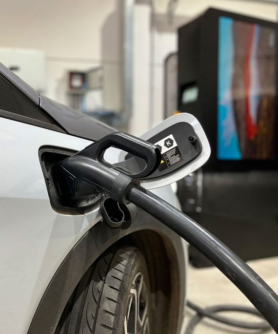Conector de carregamento ZetaUno acoplado a um carro elétrico
