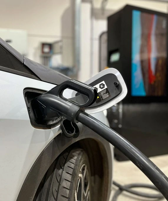 Conector de carregamento ZetaUno acoplado a um carro elétrico